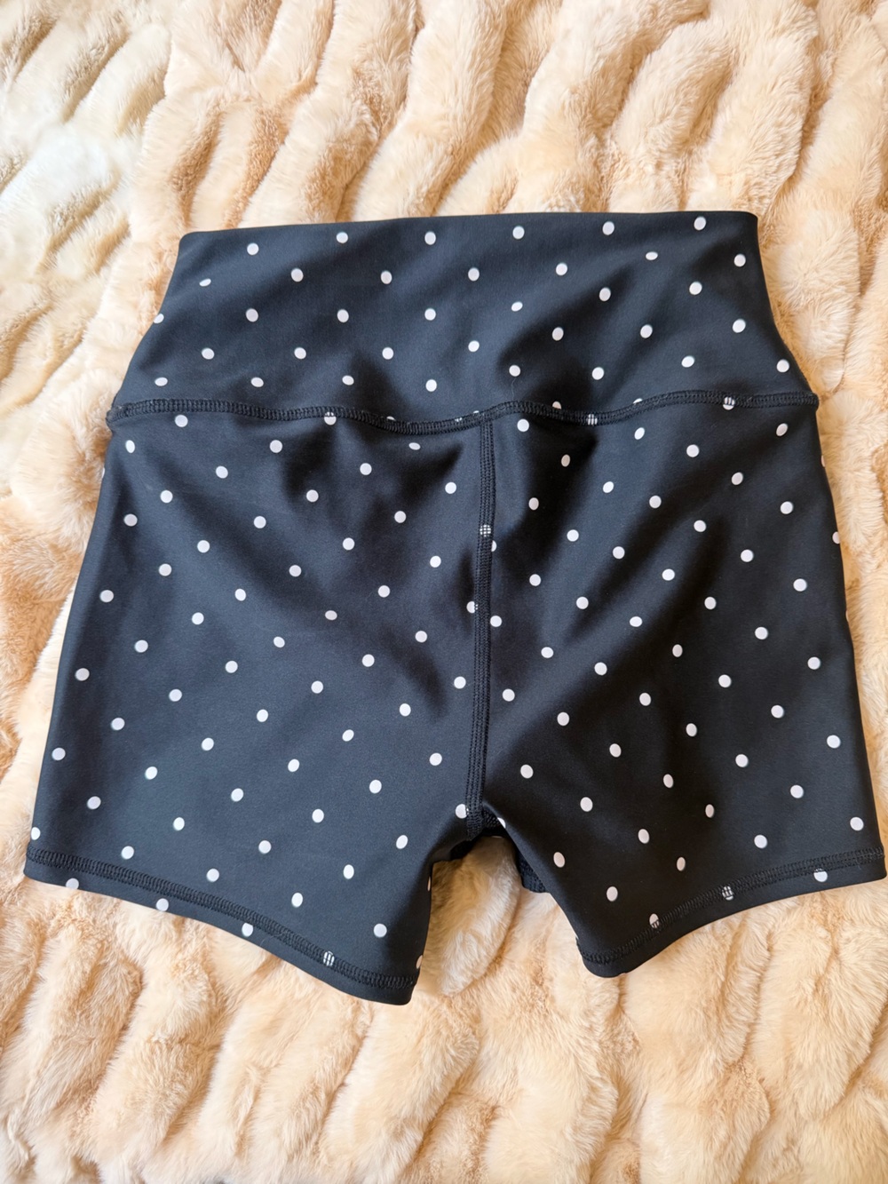 Alo Yoga Airlift High-Waist Polka Dot Short 3” - Picture 4 of 4